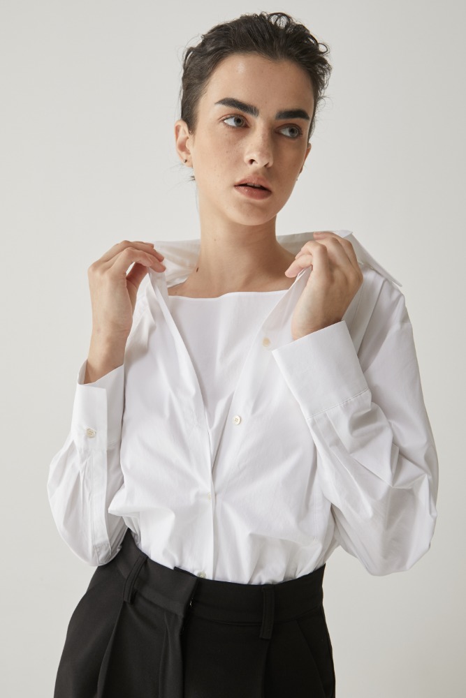 Turtle-neck button shirt in off White