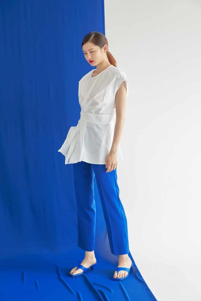 WIDE SHOULDER PLEATS SHIRTS IN WHITE